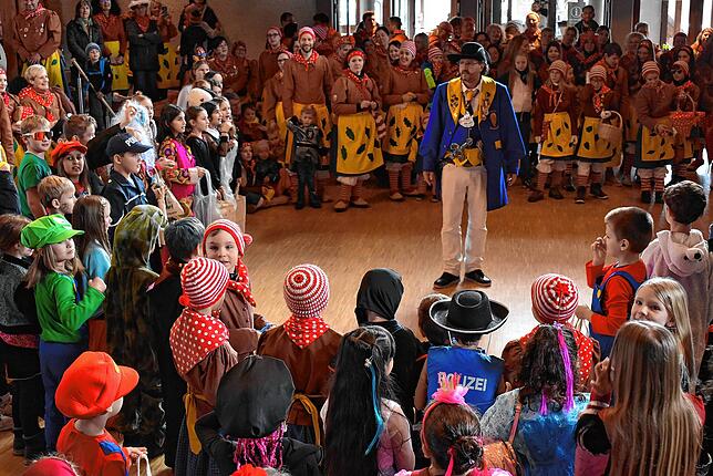 Schlossgeist Doris Metzler empfing die Narren im Kindergarten mit Drachen, Geistern und Rittern im Kindergarten und präsentierten ein ...