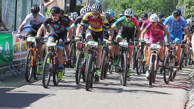 Los geht&lsquo;s:Über 800 Bikerinnen und Biker machten sich beim 16. Waldhaus-Bike-Marathon auf die Panorama-Strecke durch den ...