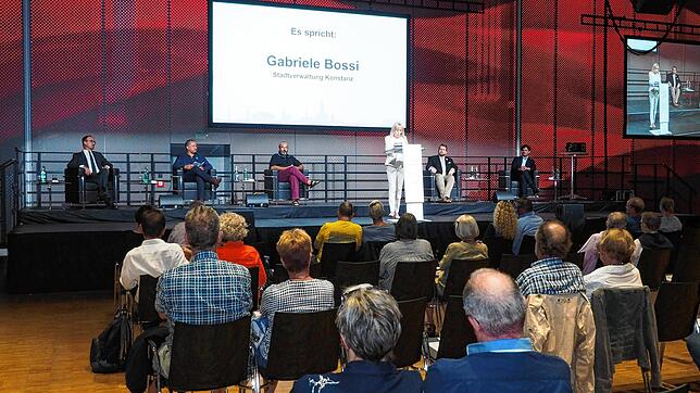 Bei der Kandidatenvorstellung der Stadt Konstanz zur OB-Wahl: Amtsleiterin Gabriele Bossi begrüßt die Gäste. Hinten sitzen (von links) ...