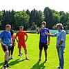 Im Gespräch und auf Augenhöhe beim Training (von links): Max Epplen, Loic Yemele, Leon Bohnlander, Josip Barjasic und Gerry Ehrmann. ...