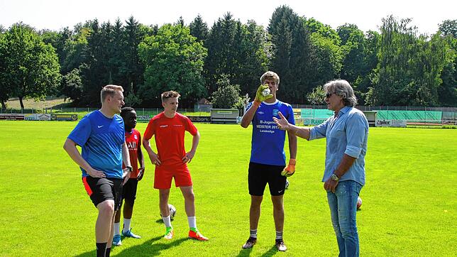 Im Gespräch und auf Augenhöhe beim Training (von links): Max Epplen, Loic Yemele, Leon Bohnlander, Josip Barjasic und Gerry Ehrmann. ...