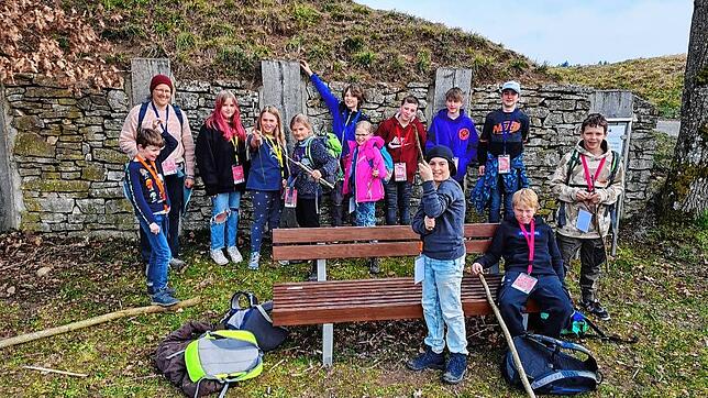 Schulleiterin Maja Ernst mit ihren Schülern vor dem Keltenwall in Altenburg.