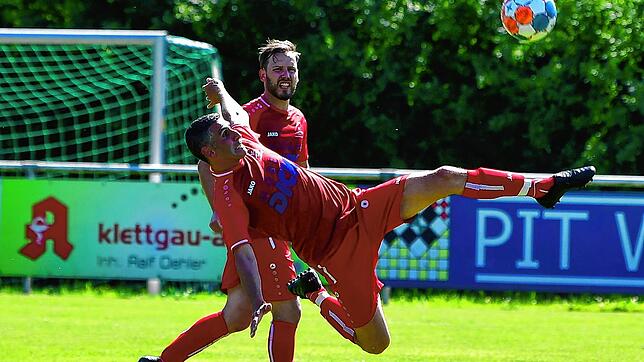 Voller Einsatz: Spielertrainer Carmine Marinaro (vorn, mit Patrick Bergdorf) gibt mit seinen 43 Jahren noch immer alles für den SC ...
