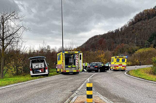 Polizei und zwei Rettungswagen am Unfallort.