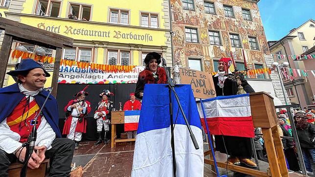 Bild 4: Schmotziger Dunschtig: Auf dem Obermarkt fällt das Jakobiner-Tribunal sein Urteil