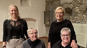 Lissy Huber (links) und Claudia Huber (rechts stehend) ehren die treuen Sänger Ursula Gerteis (40 Jahre) und Marlies Wagner (50 Jahre). ...