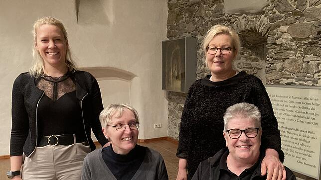 Lissy Huber (links) und Claudia Huber (rechts stehend) ehren die treuen Sänger Ursula Gerteis (40 Jahre) und Marlies Wagner (50 Jahre). ...