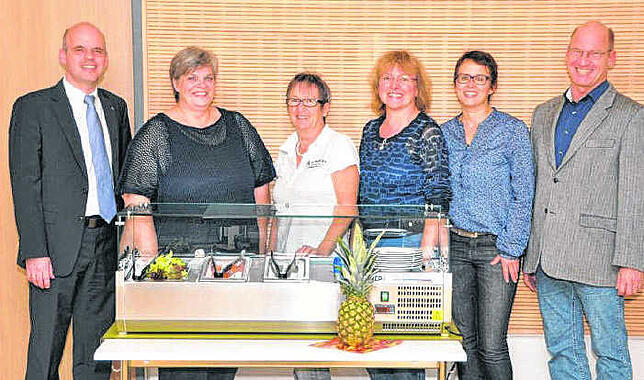 Nach fünfjährigem Bestehen konnte in der Schulmensa in Lauchringen eine neue Salattheke in Betrieb genommen werden. Auf dem Bild (von ...