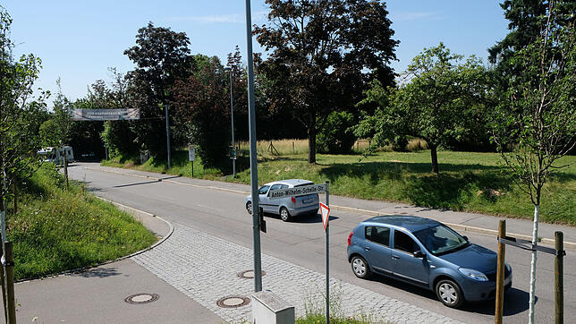 Auf der Wiese an der Aufkircher Straße gegenüber der Einfahrt zum Schättlisberg (Anton-Wilhelm-Schelle-Straße) will Hautarzt Dr. Martin ...