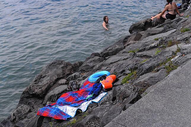 Liegeplatz auf Steinen: Kurz nach 13 Uhr in Überlingen: Die Strandbäder sind voll und so wird entlang des Ufers gebadet.