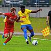 Der FC Singen, hier Higor Kolua (rechts) in der Partie gegen den Bahlinger SC U23 (Neo Oehler), ist nach vier Partien in der ...