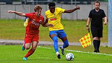 Der FC Singen, hier Higor Kolua (rechts) in der Partie gegen den Bahlinger SC U23 (Neo Oehler), ist nach vier Partien in der ...