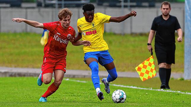 Der FC Singen, hier Higor Kolua (rechts) in der Partie gegen den Bahlinger SC U23 (Neo Oehler), ist nach vier Partien in der ...