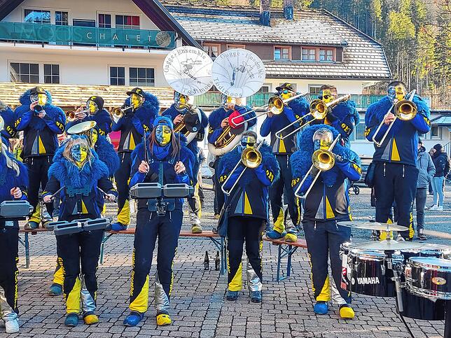 Das Gugge-Ensemble heizte beim Narrenbaumstellen ein.