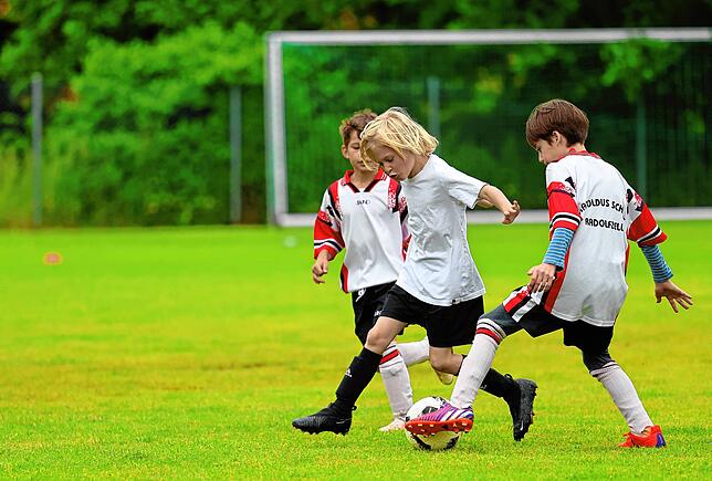 Bild 14: Beim großen Fußballturnier der Radolfzeller Grundschüler zeigen die Nachwuchskicker ihr Talent
