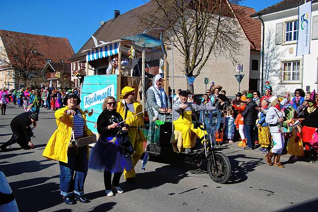 Bild 15: So bunt geht es beim Rosenmontagsumzug 2025 zu