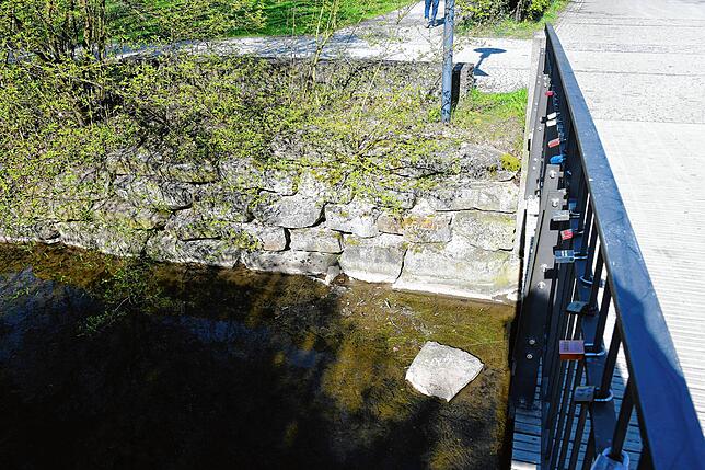 An der Aachbrücke im Singener Stadtgarten sind die helleren Abschnitte der Ufermauer, die normalerweise vom Fluss überschwemmt werden, ...