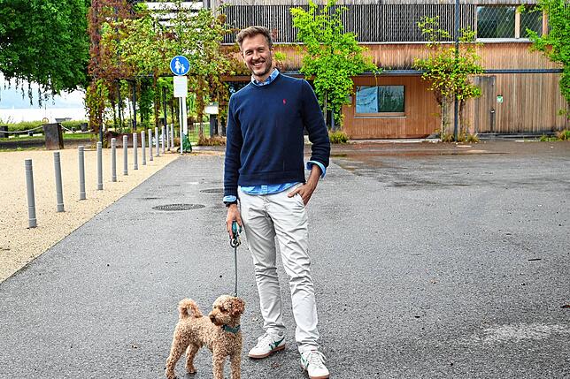 Florian Witt mit Zwergpudel Alfie vor dem Lokal.