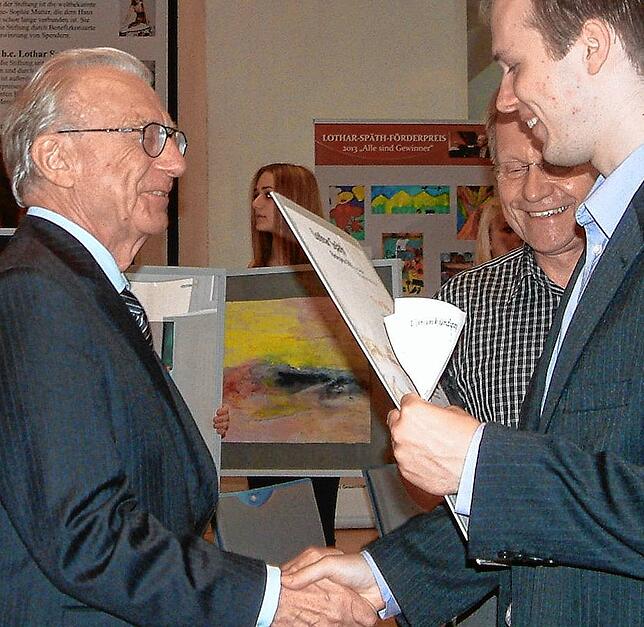 Lothar Späth (links) bei der Preisübergabe des Späth-Preises 2013 an Patrick Siegl, dahinter Organisator Reinhard Valenta. Bild: Jürgen ...