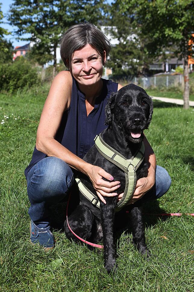 Carolin Hoffmann und ihr Kurt – ein eingespieltes Team. Wenn der Hund tiefenentspannt ist, wie auf diesem Bild, geht es ihm gut.