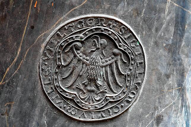 Bild 25: Eine spektakuläre Aktion: Die Münsterglocke wird in einer millimetergenauen Präzisionsarbeit aus dem Turm gehievt, zahlreiche Besucher schauen zu