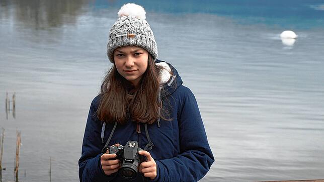 Die zwölfjährige Leona Löhle aus Hindelwangen bei ihrem Hobby &ndash; Vögel beobachten und fotografieren.