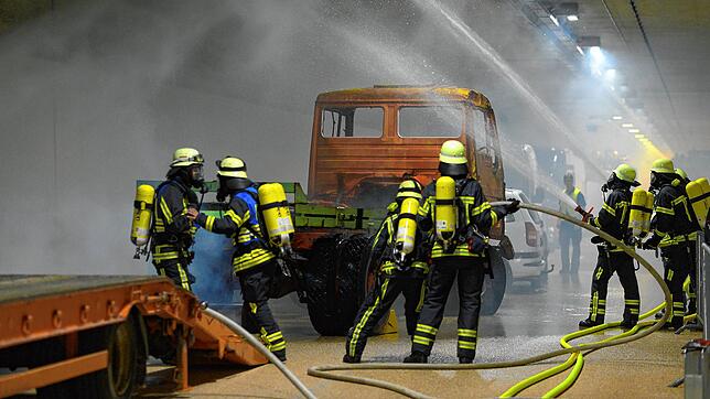 200 Rettungskräfte waren bei der Großübung am neuen Tunnel in Friedrichshafen im Einsatz. Im Brandfall ist das Kühlung der Tunnelwände ...