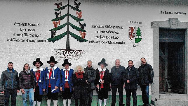 Einungsmeister Norbert Schäuble, Konrad Lüthy und Max Kefer sowie Redmann Gerhard Neugebauer übergaben dem Dachsberger Bürgermeister ...