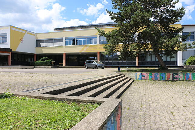 Das Martin-Heidegger-Gymnasium 2022 ist ein allgemeinbildendes Gymnasium mit naturwissenschaftlichem und sprachlichem Profil.