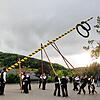 (Archivbild) Geübt im Baumstellen hievten die Zimmermänner des Narrenvereins Hasenbühl 2018 den Maibaum aus der Schräglage. Im ...