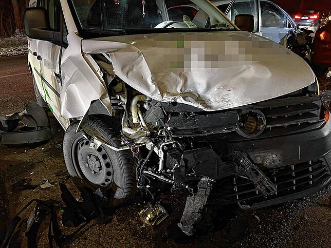 Auch der VW ist massiv beschädigt.