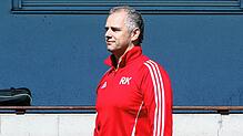 Trainer Ralf Kaiser und der FC Überlingen können sich nicht gegen Tabellenführer FC Pfaffenweiler durchsetzen und verlieren 1:3.