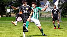 Der SV Bermatingen (Lucas Homburger, rechts) hat dem bisherigen Tabellenführer SV Mühlhausen mit dem 3:2 eine Niederlage zugefügt.