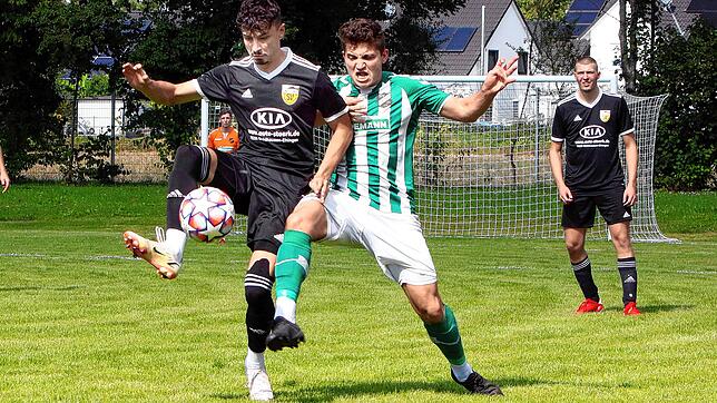 Der SV Bermatingen (Lucas Homburger, rechts) hat dem bisherigen Tabellenführer SV Mühlhausen mit dem 3:2 eine Niederlage zugefügt.