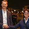Bürgermeisterin Monika Laule gratulierte am Wahlabend ihrem neuen Vorgesetzten im Rathaus Simon Gröger.
