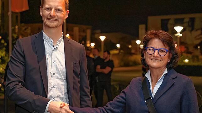 Bürgermeisterin Monika Laule gratulierte am Wahlabend ihrem neuen Vorgesetzten im Rathaus Simon Gröger.