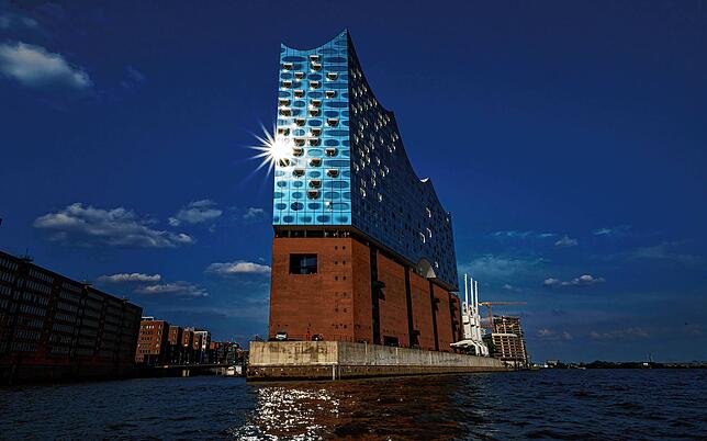 Seit fünf Jahren strahlt die Elbphilharmonie über dem Hamburger Hafen und ist als kulturelles Wahrzeichen der Hansestadt nicht mehr ...