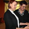 Sybille Trefflich (links) und Claudia Rinkenburger, Tochter von Gustav IV. Hotz, betrachten einen Kalender mit Bildern aus dem Archiv ...