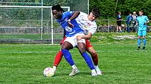 Der SC Markdorf (Ibrahim Kane, vorn) hat sich mit 3:1 gegen den SC Pfullendorf II (Leon Fiolka) durchgesetzt.