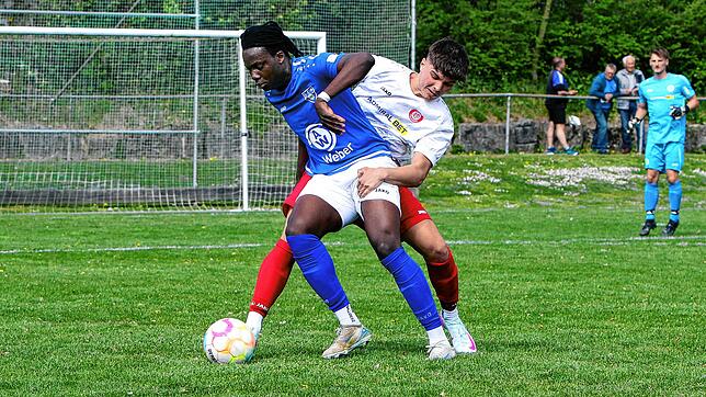 Der SC Markdorf (Ibrahim Kane, vorn) hat sich mit 3:1 gegen den SC Pfullendorf II (Leon Fiolka) durchgesetzt.