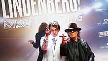 Jan Bülow (links) spielt auf der Leinwand den jungen Udo Lindenberg (rechts). Das Bild zeigt beide bei der Premiere des Films ...
