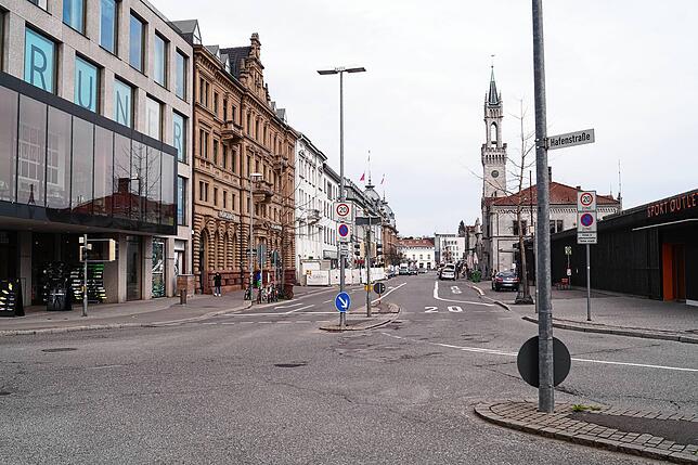 Konstanz, Bahnhofsplatz. Auch hier sind zur Mittagszeit kaum Menschen unterwegs.