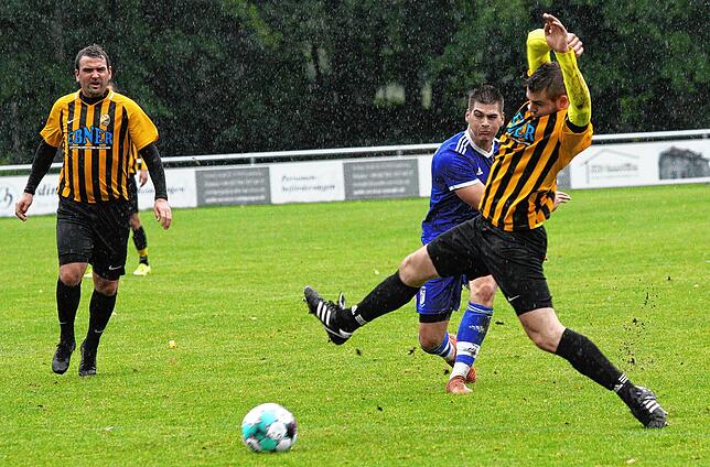 Bild 7: Favorit SV BW Murg siegt im Dauerregen gegen den SV Nöggenschwiel mit 3:1 &ndash; und wir haben die Bilder!