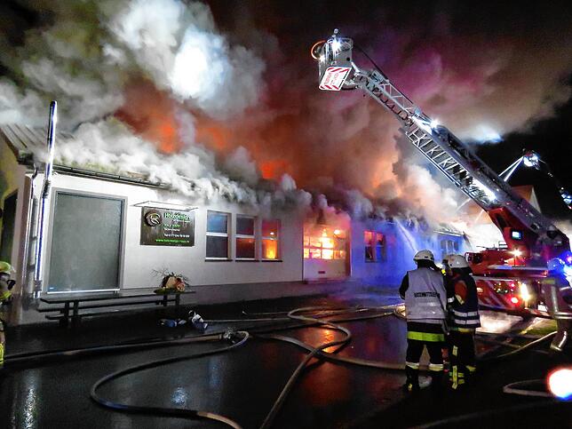 Die Schreinerei und Elektrowerkstatt in Geisingen brennt lichterloh. Zu diesem Zeitpunkt gelten die Löschangriffe der Feuerwehr nur noch ...