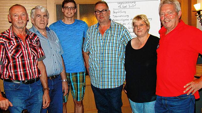 Die neu oder wiedergewählten Mitglieder, die nun im Vorstand der Oldtimerfreunde sind (von links): Markus Haas, Karl Röller, Fabian ...