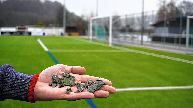 Verklumptes Granulat sorgt auf dem Kunstrasenplatz des VfB Waldshut, aber auch auf den Kunstrasen-Anlagen in Eschbach und Tiengen für ...