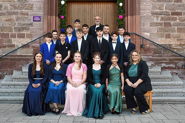 In der Lorenzkirche wurden am 4. Mai konfirmiert: vordere Reihe: Mia Mayer, Sophina Aberle, Amelie Werner, Marie, Emely Ganter, ...