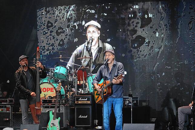 Bild 3: Fury in the Slaughterhouse rocken den Meersburger Schlossplatz
