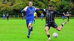 Der FC Radolfzell (links Tobias Bertsch) und der VfR Stockach (Marius Henkel) zählen zu den Topmannschaften der Landesliga.