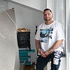 Taro Stocker in seiner Wohnung am Pfeiferhölzle. Die Filzwand rechts haben die Mieter aufgebaut, damit sie einen Sichtschutz haben. ...